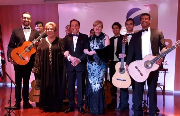 Grupo de violonistas da Escola de Música Notas de Ouro em evento no CRCSP
