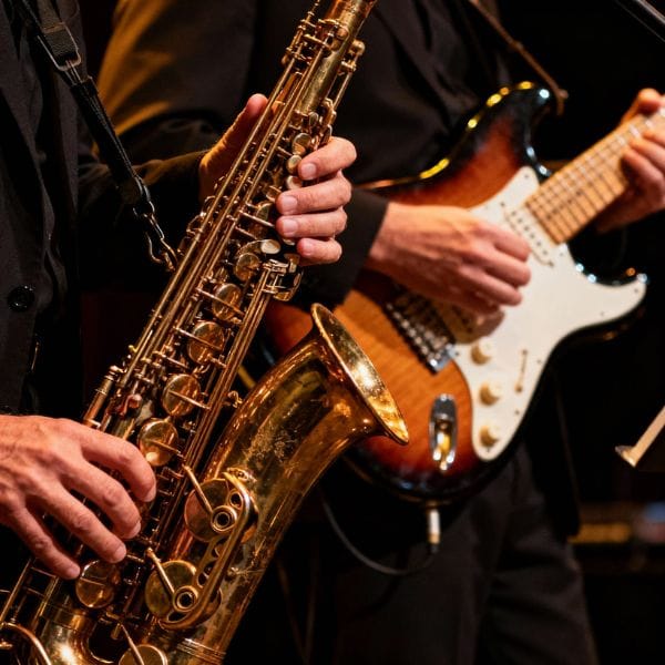 tocando sax e guitarra